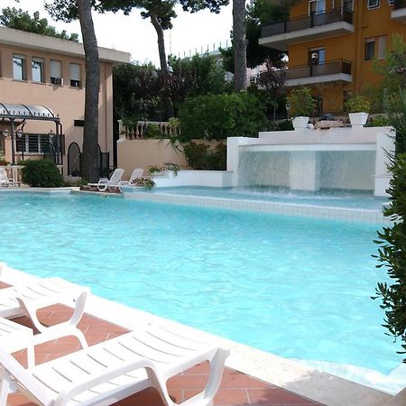 Hotel Milano Helvetia - In Centro Con Piscina Riccione Dış mekan fotoğraf