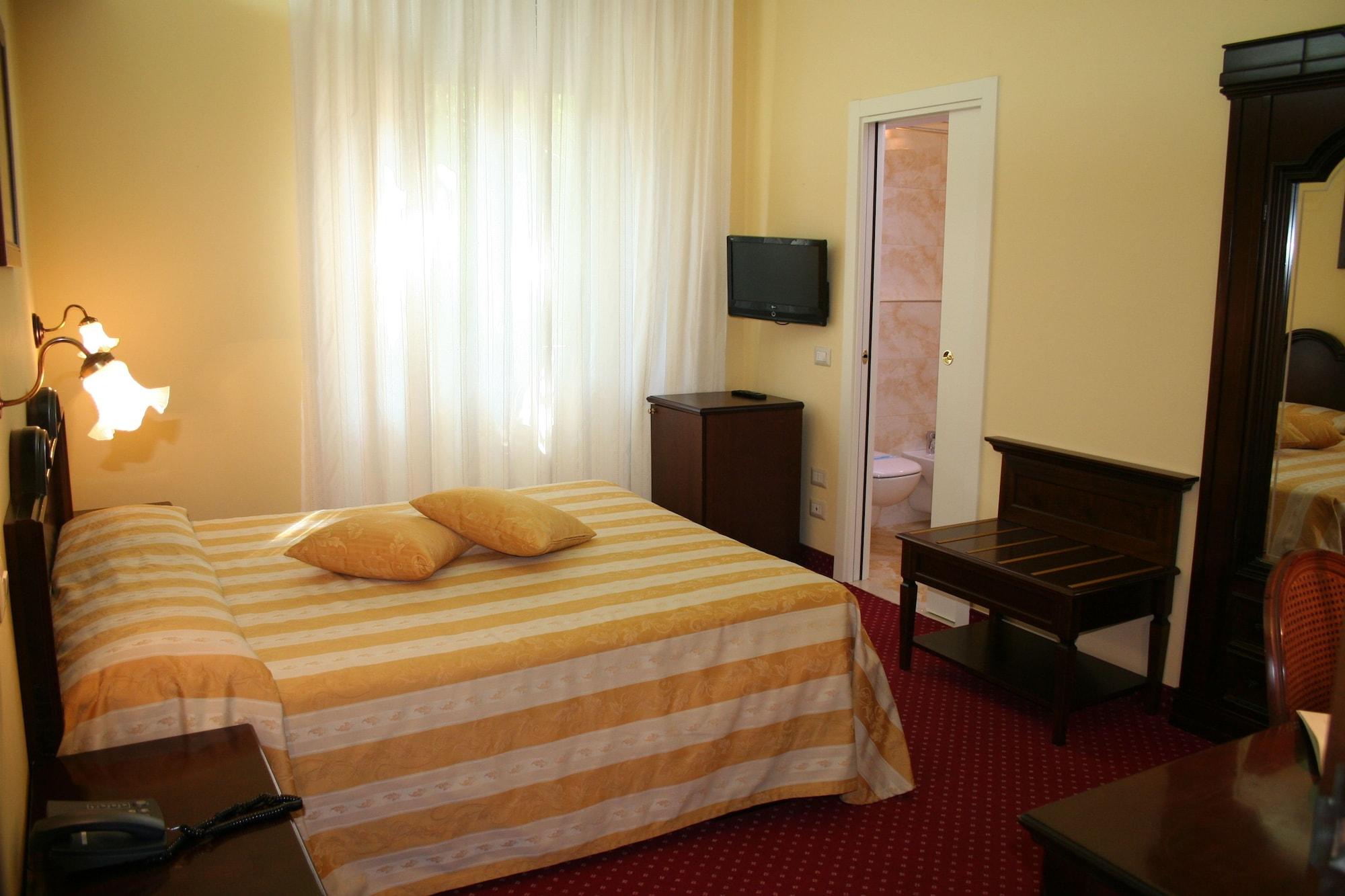 Hotel Milano Helvetia - In Centro Con Piscina Riccione Dış mekan fotoğraf