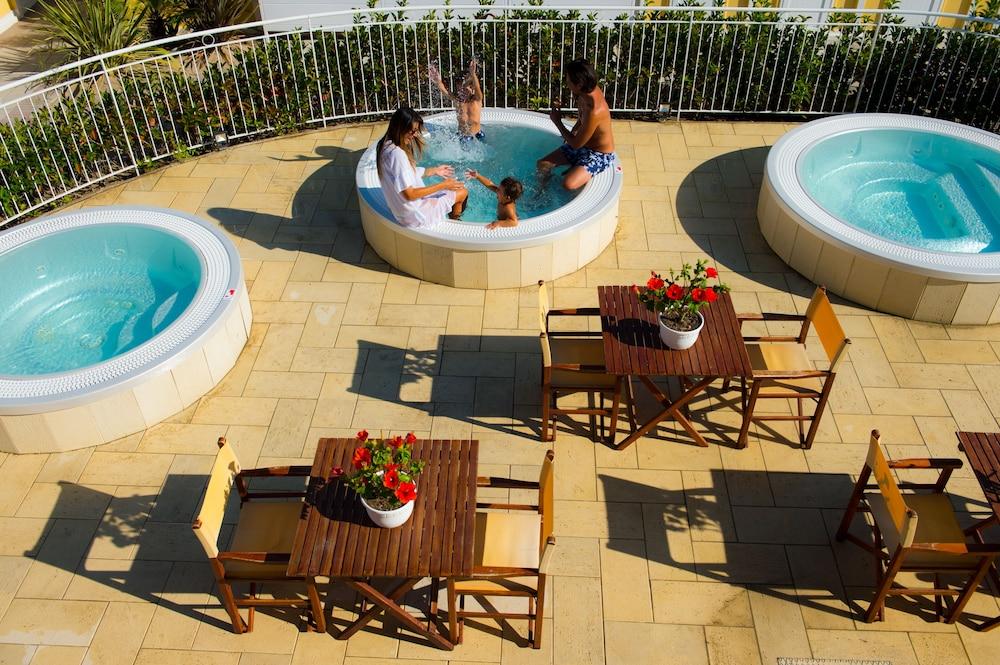 Hotel Milano Helvetia - In Centro Con Piscina Riccione Dış mekan fotoğraf