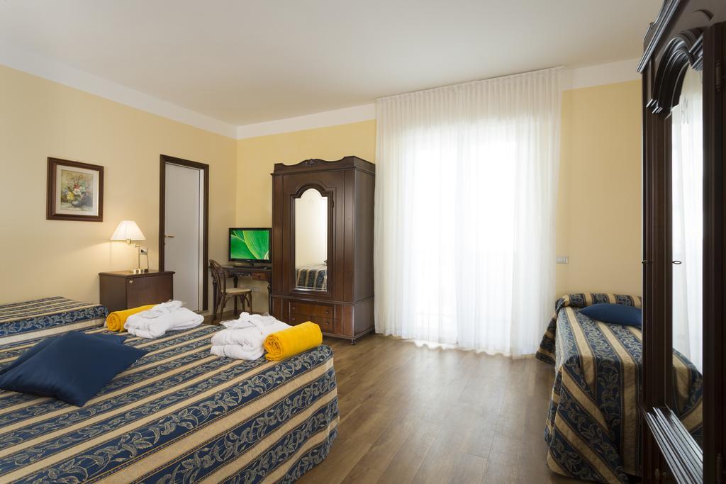 Hotel Milano Helvetia - In Centro Con Piscina Riccione Dış mekan fotoğraf
