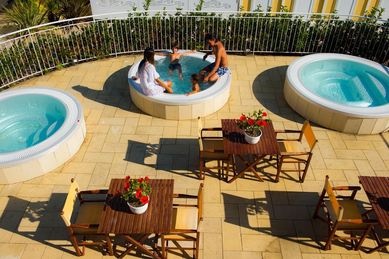 Hotel Milano Helvetia - In Centro Con Piscina Riccione Dış mekan fotoğraf
