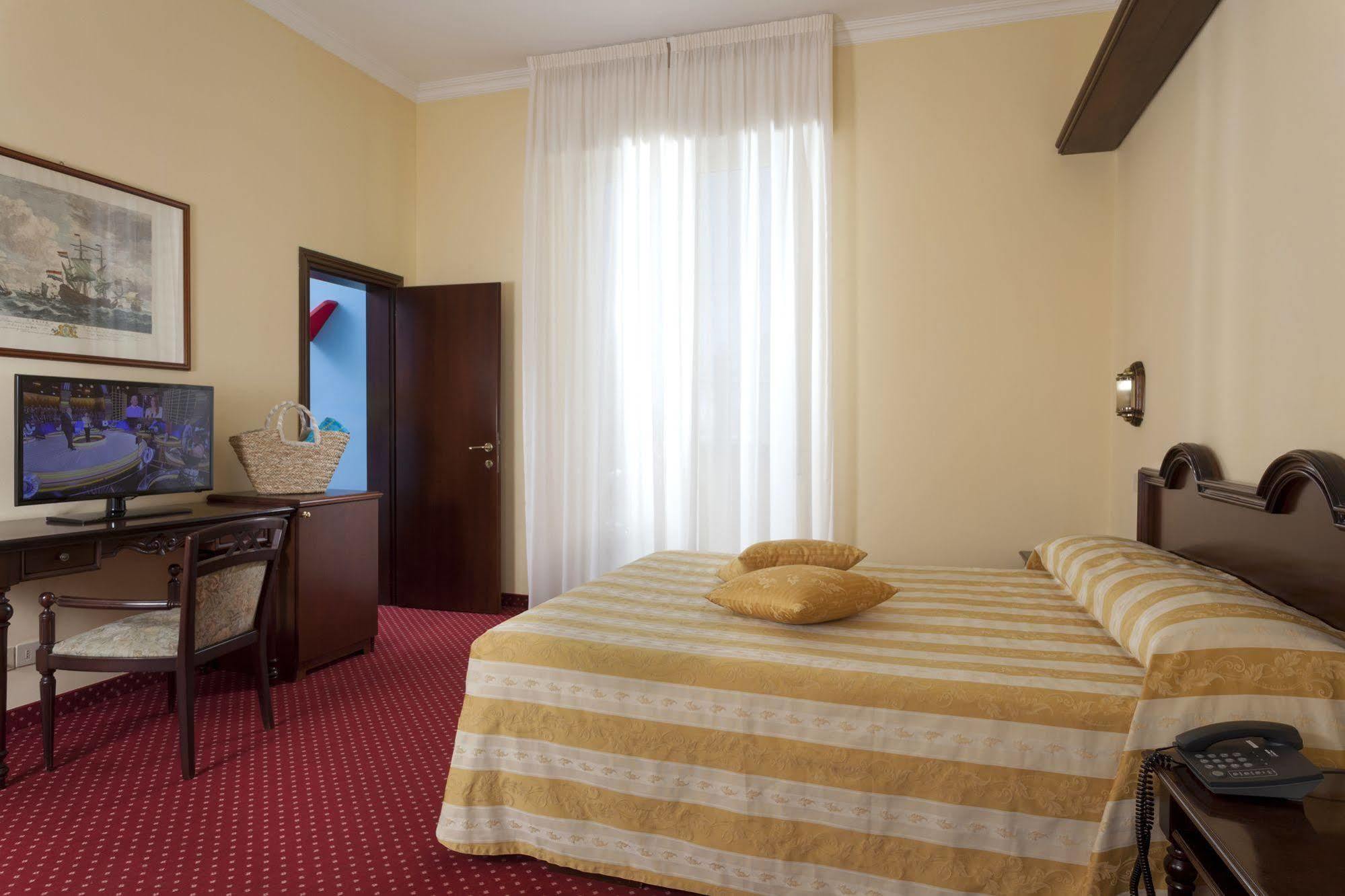 Hotel Milano Helvetia - In Centro Con Piscina Riccione Dış mekan fotoğraf