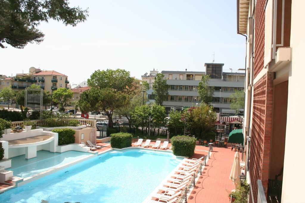 Hotel Milano Helvetia - In Centro Con Piscina Riccione Dış mekan fotoğraf