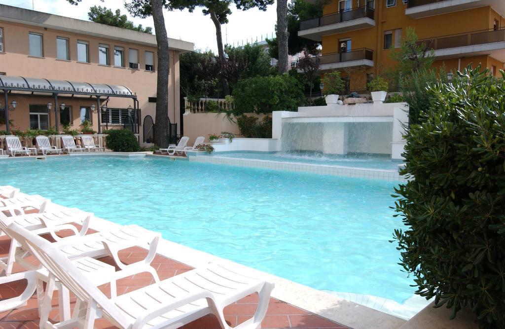 Hotel Milano Helvetia - In Centro Con Piscina Riccione Dış mekan fotoğraf